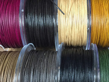 (Español) Cordón de cuero de diferentes colores de 1 mm de espesor para joyeria.