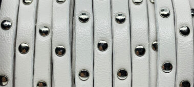 Tira de cuero remachada