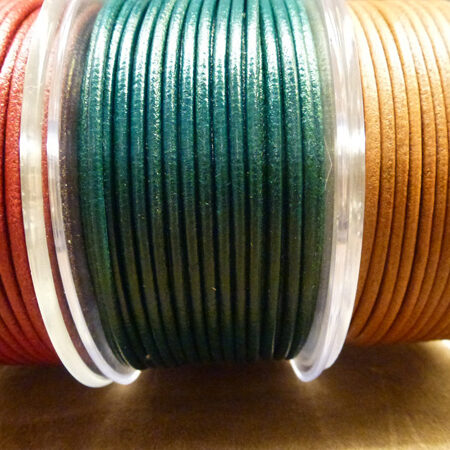 Cordón de Cuero de 2 mm. rojo, turquesa mar y mostaza