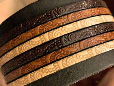 Flat leather lace with waves