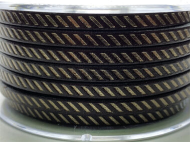 Tira de cuero negro con grabado Ref.Diagonales en Bronce