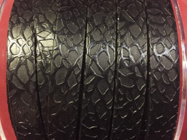 Tira de Cuero Grabado con motivo girafa para el diseño de brazaletes y pulseras para la joyería y bisutería.