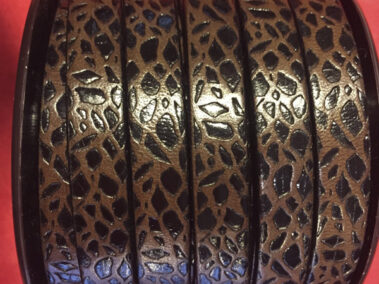 Tira de Cuero Grabado con motivo girafa para el diseño de brazaletes y pulseras para la joyería y bisutería.