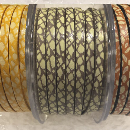 Tira de Cuero Grabado con motivo girafa para el diseño de brazaletes y pulseras para la joyería y bisutería.