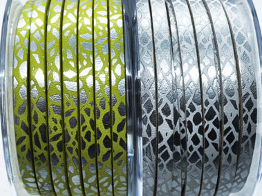 Tira de Cuero Grabado con motivo girafa para el diseño de brazaletes y pulseras para la joyería y bisutería.