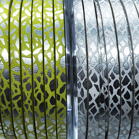 Tira de Cuero Grabado con motivo girafa para el diseño de brazaletes y pulseras para la joyería y bisutería.