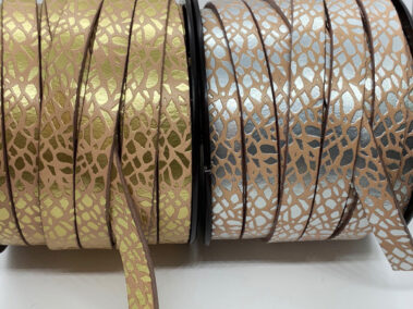 Tira de Cuero Grabado con motivo girafa para el diseño de brazaletes y pulseras para la joyería y bisutería.