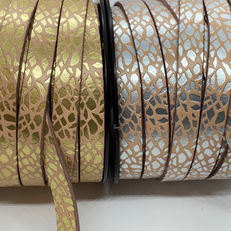 Tira de Cuero Grabado con motivo girafa para el diseño de brazaletes y pulseras para la joyería y bisutería.