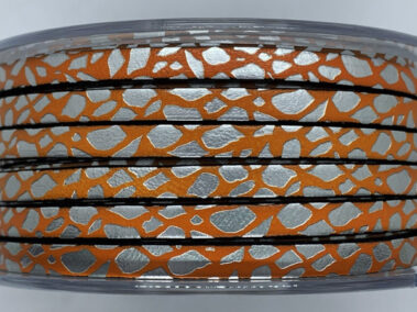 Tira de Cuero Grabado con motivo girafa para el diseño de brazaletes y pulseras para la joyería y bisutería.