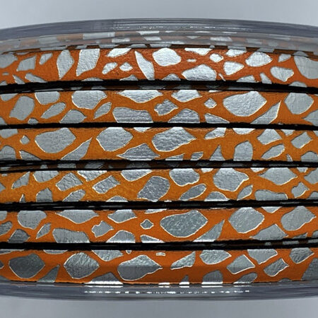 Tira de Cuero Grabado con motivo girafa para el diseño de brazaletes y pulseras para la joyería y bisutería.