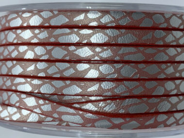 Tira de Cuero Grabado con motivo girafa para el diseño de brazaletes y pulseras para la joyería y bisutería.