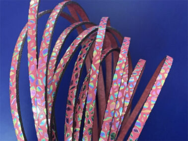 Tira de Cuero Grabado con motivo girafa para el diseño de brazaletes y pulseras para la joyería y bisutería.