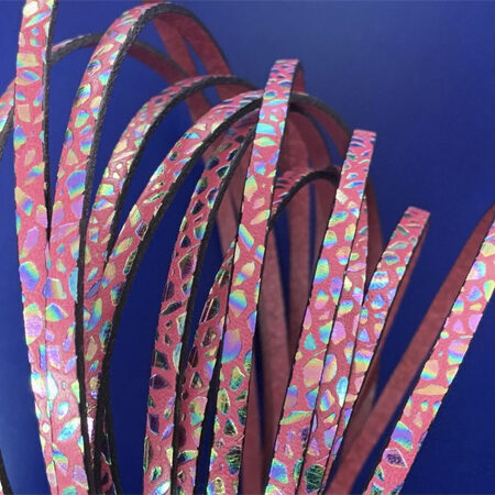 Tira de Cuero Grabado con motivo girafa para el diseño de brazaletes y pulseras para la joyería y bisutería.