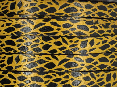 Tira de Cuero Grabado con motivo girafa para el diseño de brazaletes y pulseras para la joyería y bisutería.