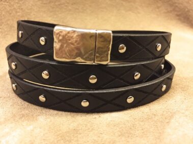 Leather strip of 10x2 mm. black with rhombus and rivets.