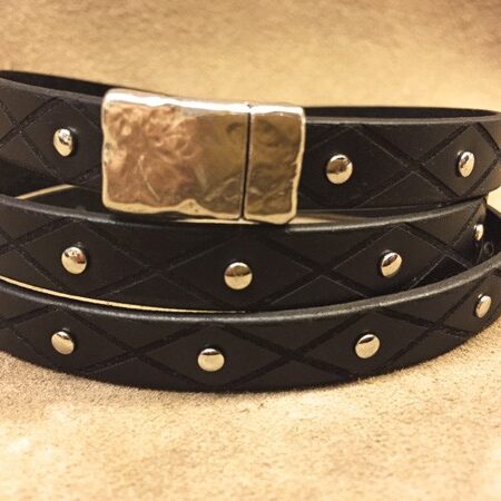 Leather strip of 10x2 mm. black with rhombus and rivets.