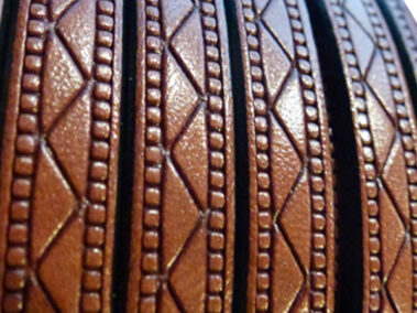 Cuero Masculino. Para crear una colección de joyas en piel para hombre con un diseño actual, carismático y elegante.