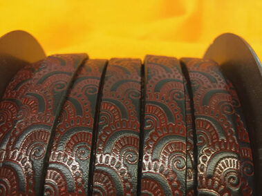 Tira de cuero Grabada Negro con Burdeos