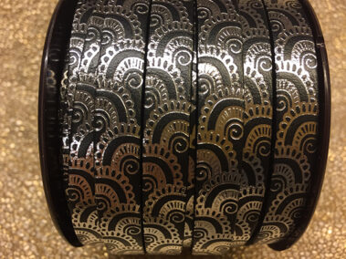 Tira de Cuero Grabado gris y plata.