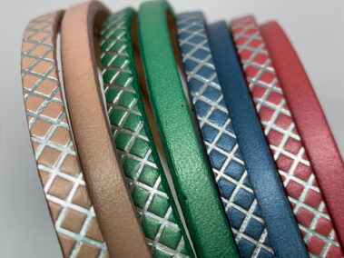 Tiras de colores metales grabadas.