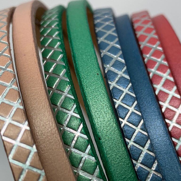 Tiras de colores metales grabadas.