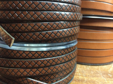 Tira Marrón Oscuro Grabada