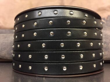 Leather strip of 10x2 black color and with rivets every 2 cm.