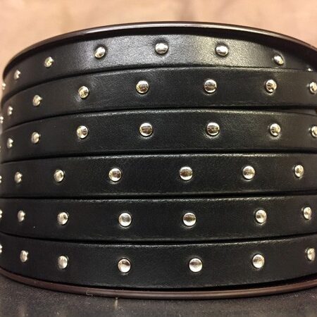 Leather strip of 10x2 black color and with rivets every 2 cm.
