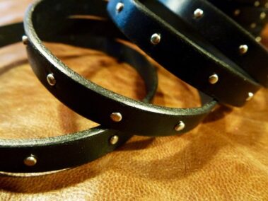 Leather strip of 10x2 black color and with rivets every 2 cm.