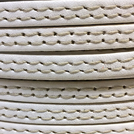 Tira de piel con dos pespuntes para dar un estilo sport.