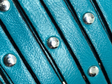 Tira de cuero con remaches para pulseras