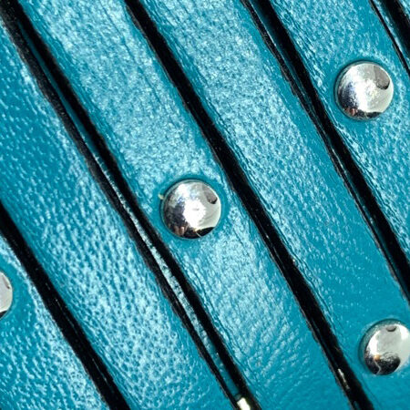 Tira de cuero con remaches para pulseras