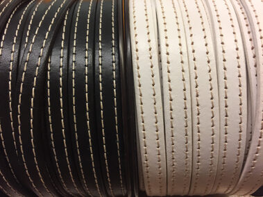 Tira de cuero plana con dos pespuntes.