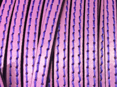 Tira de cuero plana lila con dos pespuntes morado.