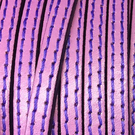 Tira de cuero plana lila con dos pespuntes morado.