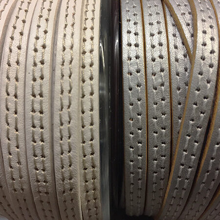 Tira de Cuero Plana con dos pespuntes, blanco y plata brillo.