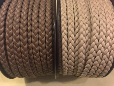 Leather strip folded and braided with 3-strand 3 mm. With Leather Arizona Lama and Arizona Nut.