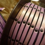 Strip of 5x2 leather of lilac color and riveted to each 2,5 cm with black rivets