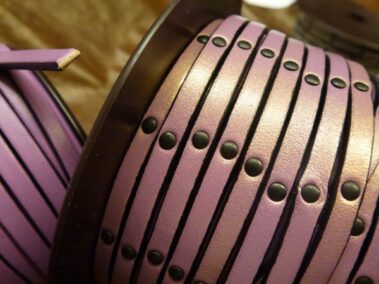 Strip of 5x2 leather of lilac color and riveted to each 2,5 cm with black rivets