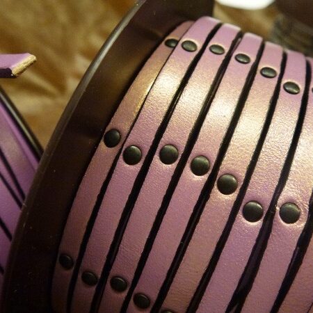 Strip of 5x2 leather of lilac color and riveted to each 2,5 cm with black rivets