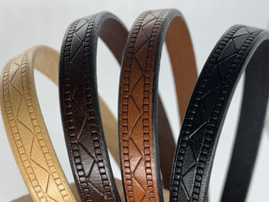 Tira de cuero natural, marrón oscuro, marrón medio y negro con grabado.