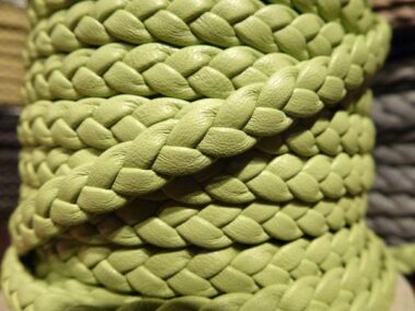 Leather strip folded and braided with 3-strand 3 mm. With Leather Premier Hierba