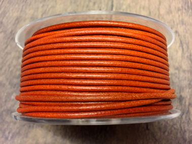 Cordão de couro redondo laranja, com 2 mm de diâmetro, fabricado em Espanha para joalharia e acessórios - Curtidos Pinós.