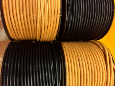 Cordão de couro redondo natural e preto, com 3 mm de diâmetro, fabricado em Espanha para joalharia e acessórios - Curtidos Pinós.