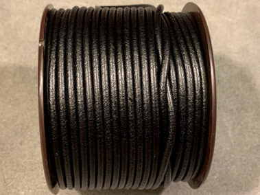 Cordão de couro redondo preto, com 3 mm de diâmetro, fabricado em Espanha para joalharia e acessórios - Curtidos Pinós.