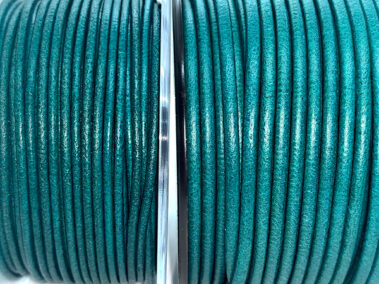 Cordão de couro redondo turquesa, com 2mm e 3 mm de diâmetro, fabricado em Espanha para joalharia e acessórios - Curtidos Pinós.