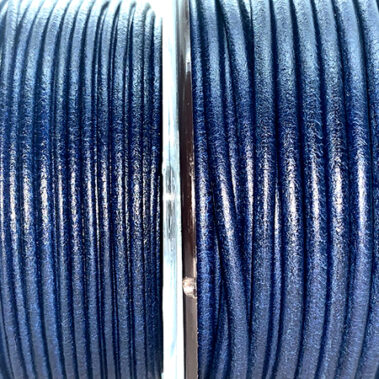 Cordón de cuero redondo Azul Eléctico de 2 mm y 3 mm de diámetro fabricado en España para bisutería y complementos- Curtidos Pinós.