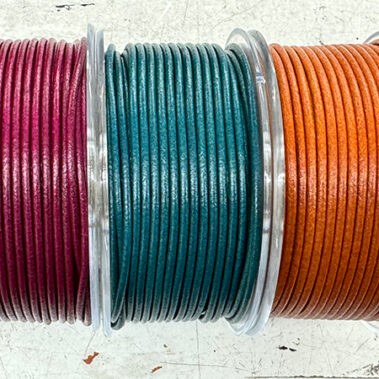 Cordón de cuero redondo fucsia, turquesa y naranja de 2 mm de diámetro fabricado en España para bisutería y complementos- Curtidos Pinós.