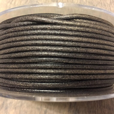 Cordón de cuero redondo Gris de 2 mm de diámetro fabricado en España para bisutería y complementos- Curtidos Pinós.