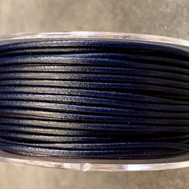 Cordón de cuero redondo Azul Oscuro de 2 mm de diámetro fabricado en España para bisutería y complementos- Curtidos Pinós.